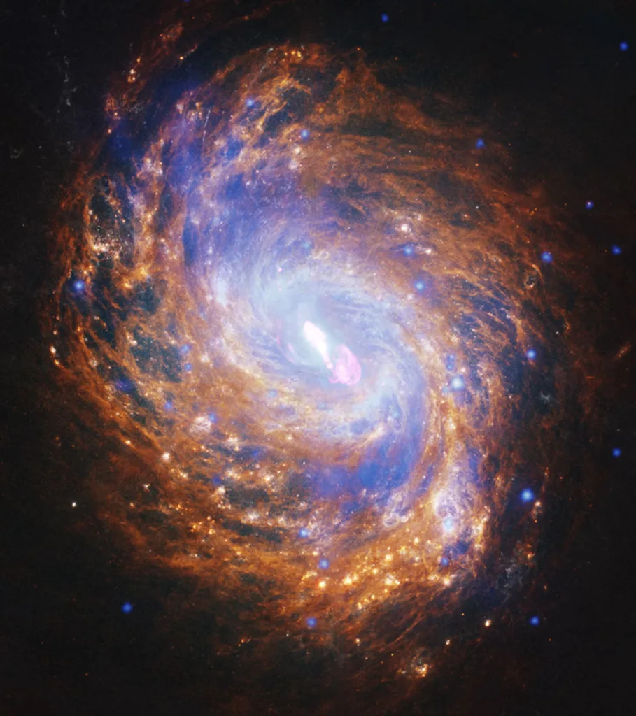Лучшие космические снимки 2025 года 19 ngc 1068 s aktivnoj chyornoj dyroj