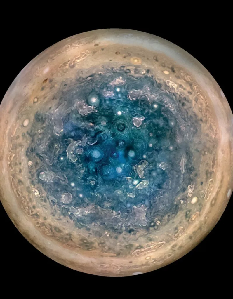 Лучшие космические снимки 2025 года 7 yuzhnyj polyus yupitera s cziklonami